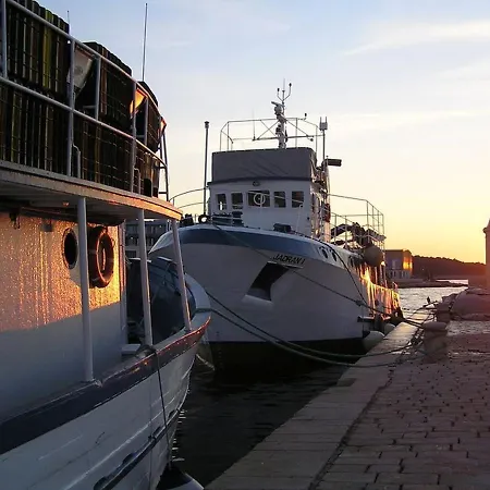 Shampier Near The Postira
